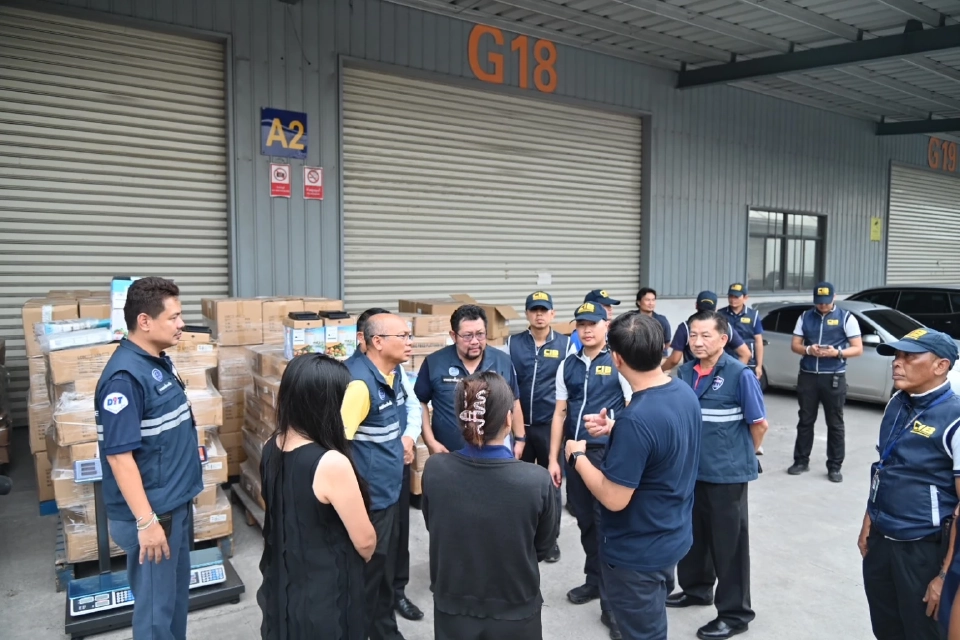 พาณิชย์ บุกจับโกดังเครื่องชั่งเถื่อน ยึดล็อตใหญ่กว่า 1,600 เครื่อง