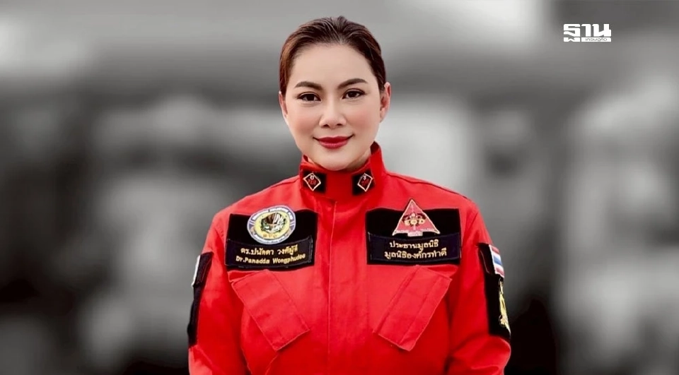  "บุ๋มปนัดดา" หรือ น.ส.ปนัดดา วงศ์ผู้ดี อดีตนางสาวไทย ในฐานะโฆษก จิตอาสา ศบ.ทก. ป้ายแดง