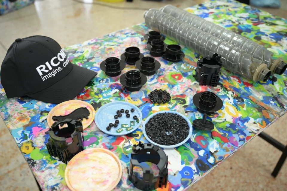 ริโก้ฯ ปั้นเยาวชนรักษ์โลก ปีที่ 16 เปลี่ยนตลับหมึกเป็นม้านั่ง!