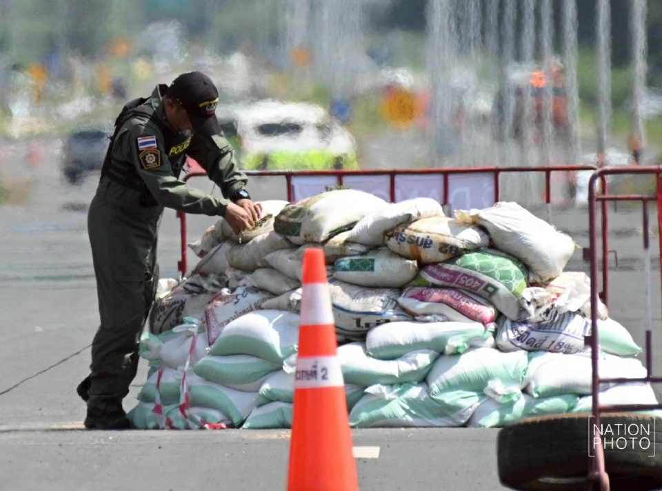 ประมวลภาพการทำลายจรวด BM-21 กลางถนนสายบ้านน้ำเย็น–บ้านผือ ศรีสะเกษ