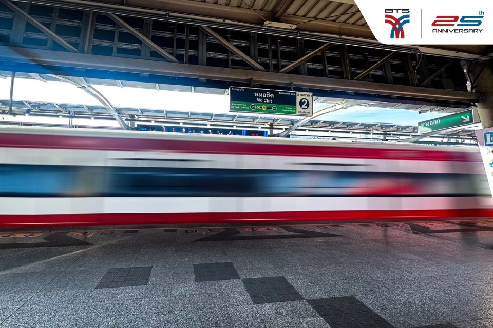 BTS ทำถึง! Wrap ขบวนรถไฟฟ้าเป็นธงชาติไทยที่ยาวที่สุด.