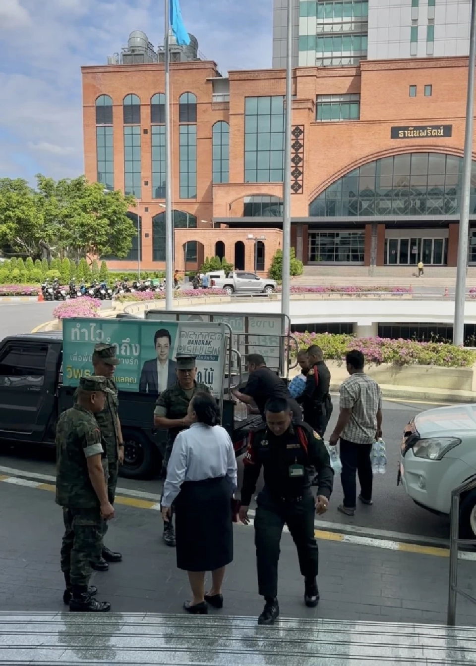 'วิพุธ ศรีวะอุไร' ประธานสภา กทม. คนใหม่ ส่งกำลังใจทหารแนวหน้าชายแดน