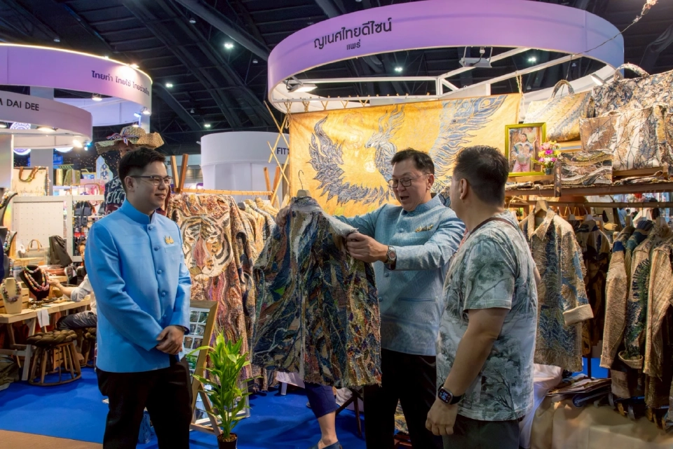 พาณิชย์ ดัน 30 ผู้ประกอบการ โชว์สินค้า OTOP คาดโกยยอดขายกว่า 10 ล้าน