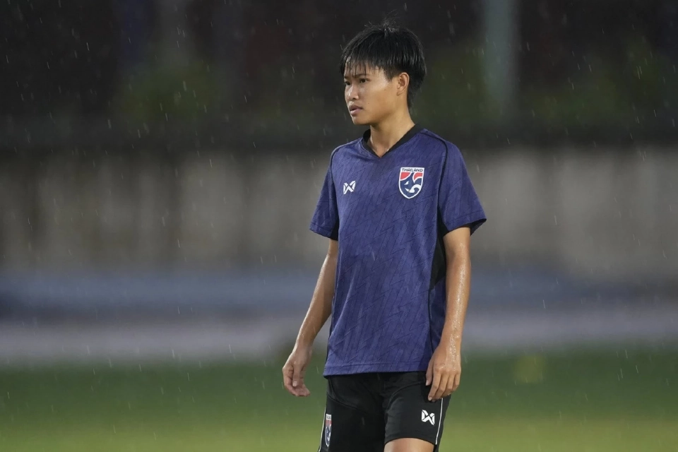 “ริญญาภัทร์ มูลดง” กองกลางจากสโมสรฟุตบอลหญิงจังหวัดชลบุรี