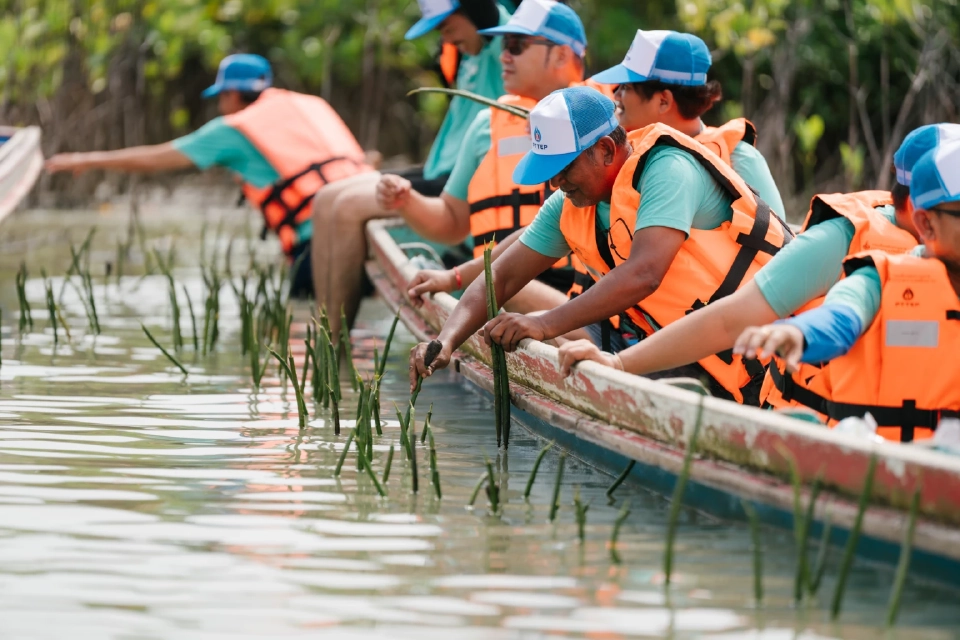 ผู้บริหารและพนักงาน ปตท.สผ. ร่วมกันปลูกต้นไม้ เพิ่มพื้นที่สีเขียวในโอกาสครบ 40 ปี