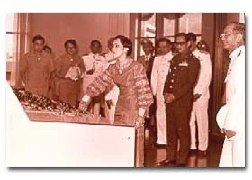 พระบาทสมเด็จพระเจ้าอยู่หัวฯ สมเด็จพระนางเจ้าฯพระบรมราชินีนาถ ได้เสด็จ พระราชดำเนินไปทรงวางศิลาฤกษ์เขื่อนสิริกิติ์ เมื่อวันที่ 27 กุมภาพันธ์ 2514 