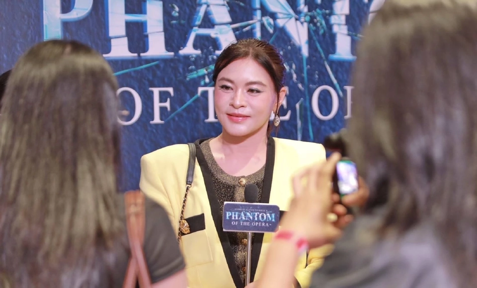 นางสาวกชพร เวโรจน์ หรือ มาดามหยก  หัวหน้าพรรคก้าวอิสระ (INDY) และประธานชมรม Change Together &amp; INDY TEAM by Madame YOK