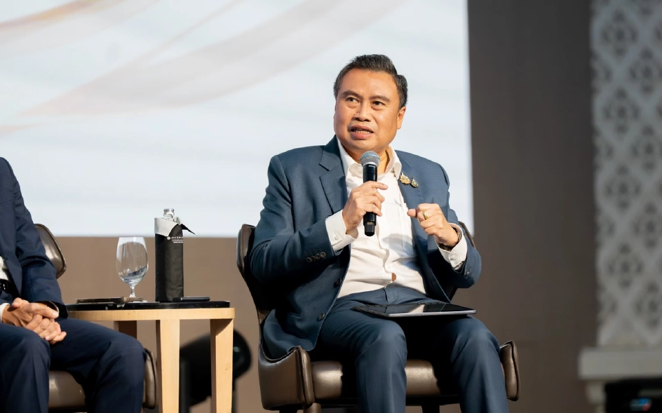 นายพรชัย ฐีระเวช ผู้อำนวยการสำนักงานเศรษฐกิจการคลัง (สศค.) 