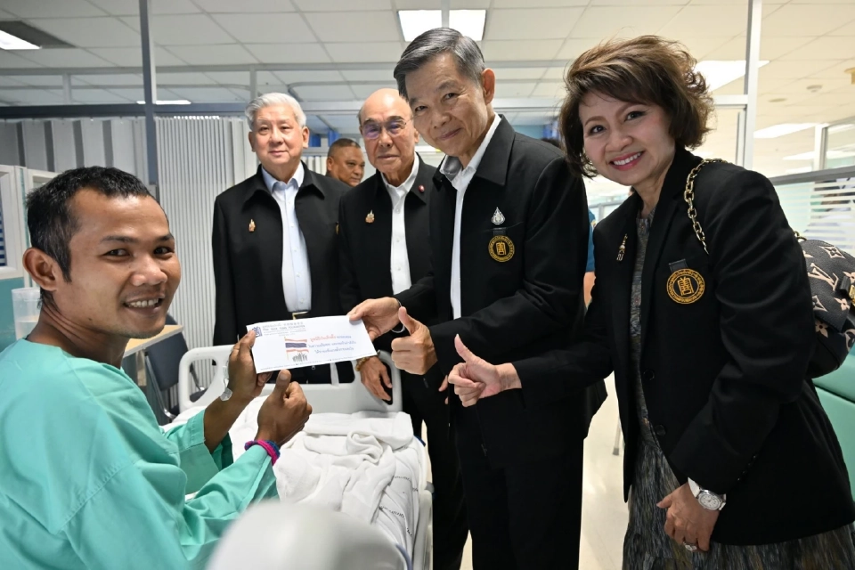 “ป่อเต็กตึ๊ง”มอบเงินปลอบขวัญทหารกล้าบาดเจ็บชายแดนไทย-กัมพูชา