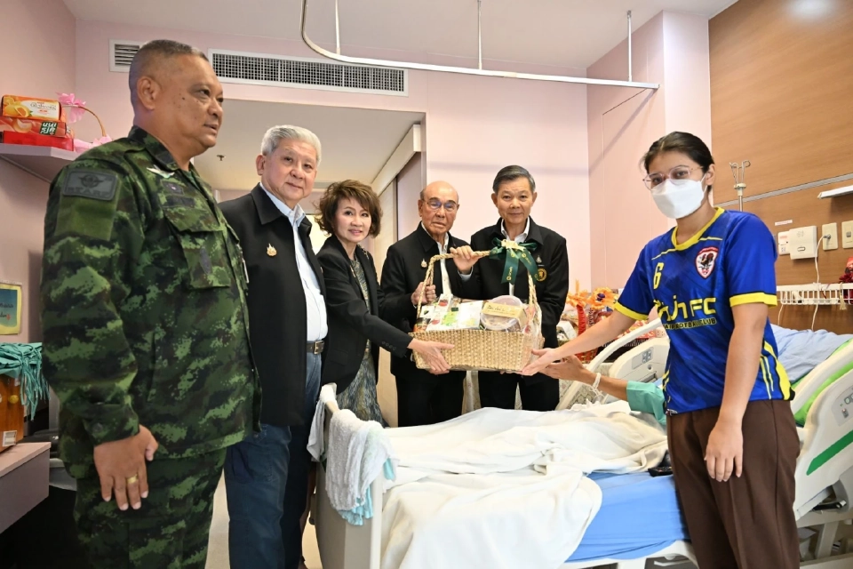 “ป่อเต็กตึ๊ง”มอบเงินปลอบขวัญทหารกล้าบาดเจ็บชายแดนไทย-กัมพูชา