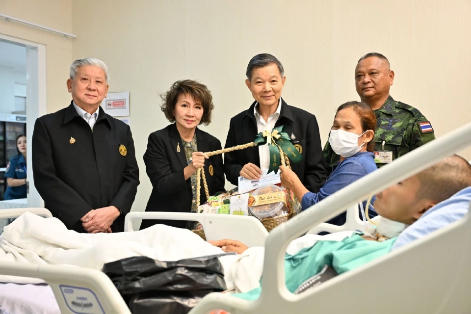 “ป่อเต็กตึ๊ง”มอบเงินปลอบขวัญทหารกล้าบาดเจ็บชายแดนไทย-กัมพูชา