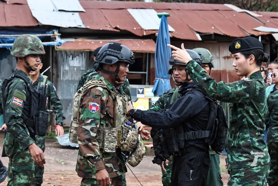 ทำความรู้จัก “ผู้กองอะตอม” ทหารหญิงไทยชี้นิ้วไล่กัมพูชาให้ถอย