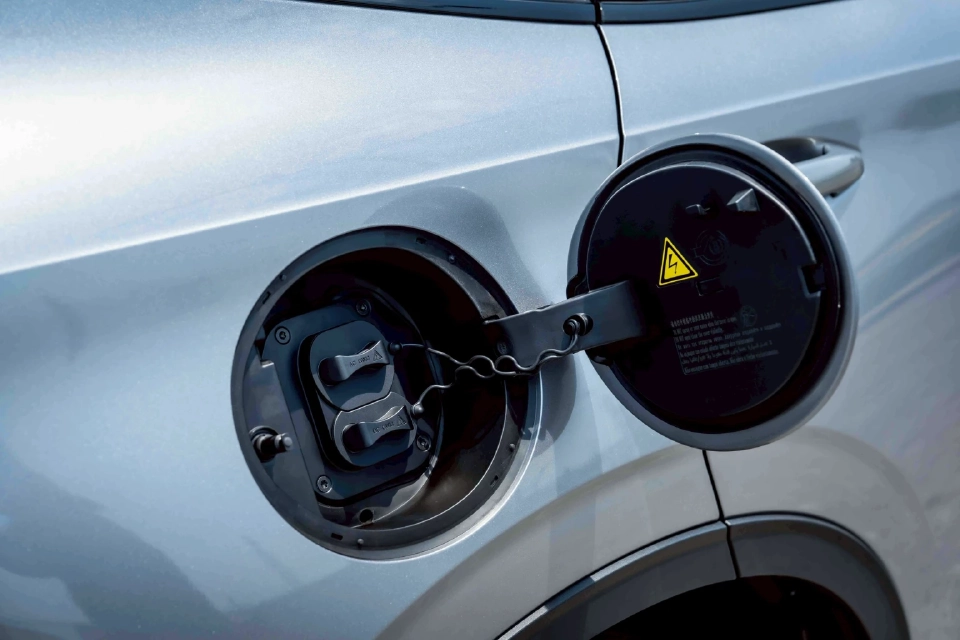 รถปลั๊กอินไฮบริด (PHEV)