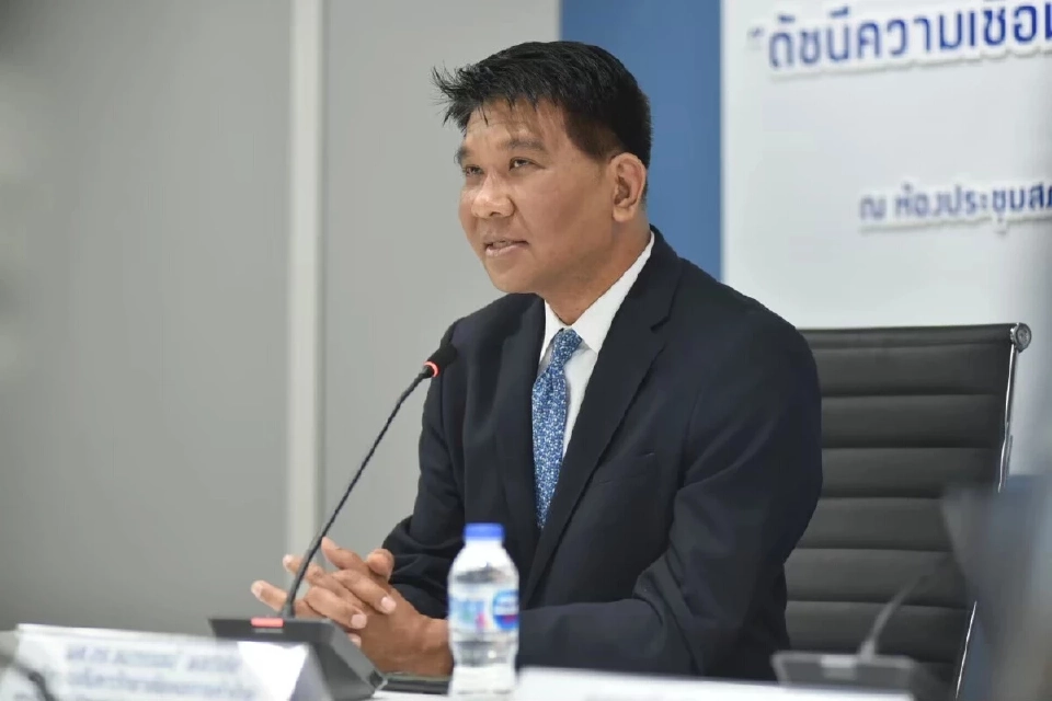 รองศาสตราจารย์ ดร.ธนวรรธน์ พลวิชัย อธิการบดีและประธานที่ปรึกษาศูนย์พยากรณ์เศรษฐกิจและธุรกิจ มหาวิทยาลัยหอการค้าไทย