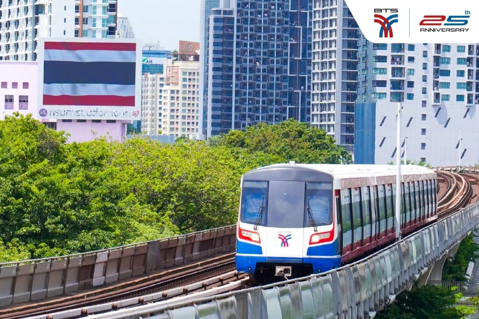 BTS ทำถึง! Wrap ขบวนรถไฟฟ้าเป็นธงชาติไทยที่ยาวที่สุด.