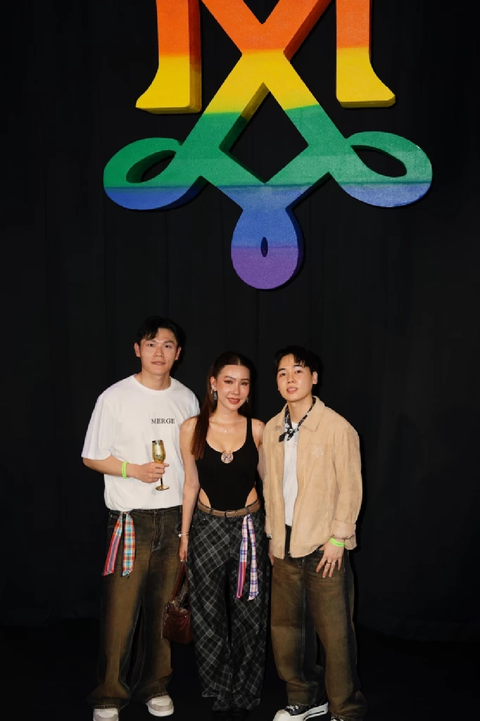 นางสาวพรปวีณ์ ด่านมิ่งเย็นวงศ์ ผู้ก่อตั้งแบรนด์ “MERGE” (คนกลาง)