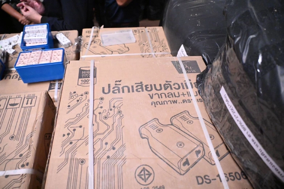 กระทรวงอุตทลายโกดังนำเข้าสินค้าเถื่อน สวม มอก. ปลอมกว่า 6 แสนชิ้น 