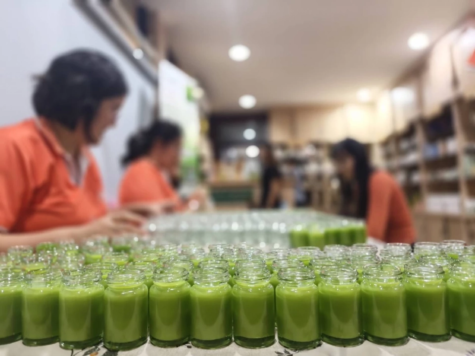 จิตอาสาแพทย์แผนไทยผลิตยาหม่อง 1,500 กระปุก ส่งทหาร-ผู้ประสบภัย