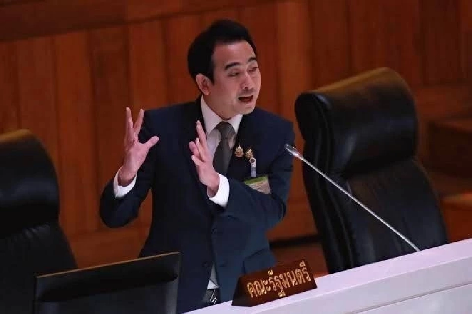 นายเผ่าภูมิ โรจนสกุล รัฐมนตรีช่วยว่าการกระทรวงการคลัง