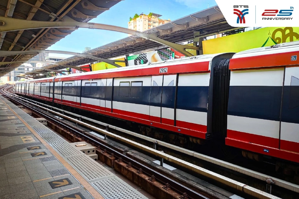 BTS ทำถึง! Wrap ขบวนรถไฟฟ้าเป็นธงชาติไทยที่ยาวที่สุด.