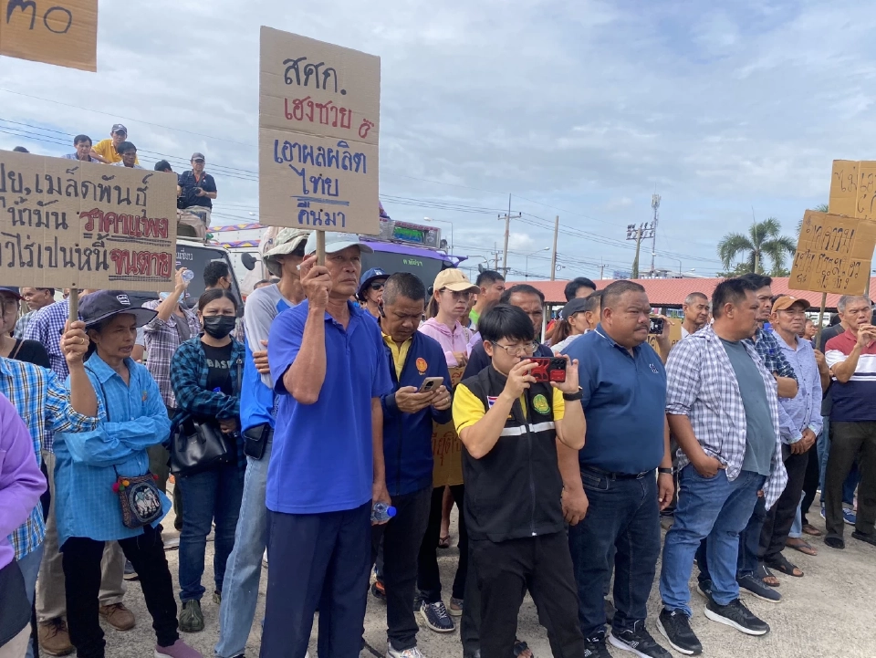 เริ่มแล้ว! ชาวไร่ข้าวโพดเพชรบูรณ์ปิดถนน  ยื่น 3 ข้อ เยียวยาภาษีทรัมป์