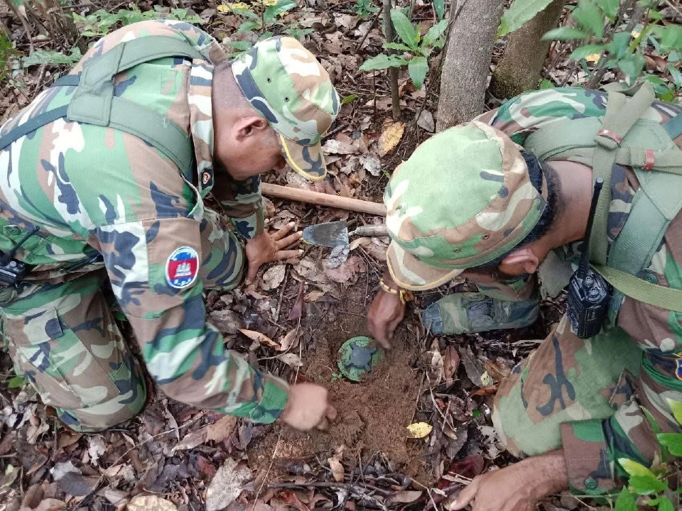 ตรวจพบโทรศัพท์มือถือของฝ่ายกัมพูชา ตกอยู่ในพื้นที่เก็บกู้ทุ่นระเบิดบริเวณภูมะเขือ