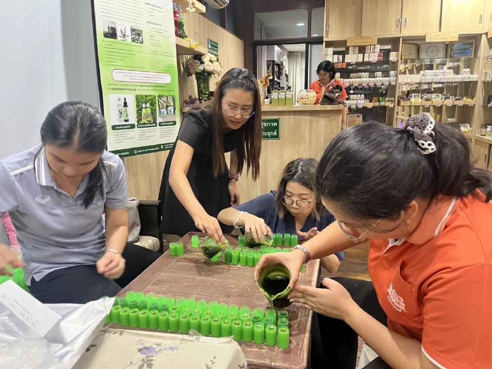 จิตอาสาแพทย์แผนไทยผลิตยาหม่อง 1,500 กระปุก ส่งทหาร-ผู้ประสบภัย