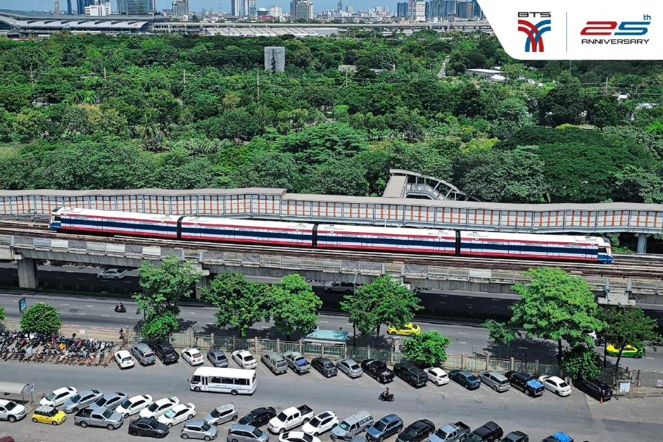  BTS ร่วมแสดงพลังสดุดีวีรบุรุษไทย และอธิปไตยของชาติ ด้วยการ Wrap ขบวนรถไฟฟ้าเป็นผืนธงชาติไทยที่ยาวที่สุด 