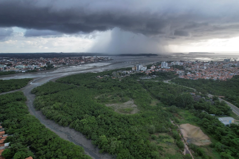 ภาพถ่ายจากโดรนแสดงให้เห็นที่พักอาศัยในป่าชายเลนซึ่งทำหน้าที่เป็นทั้งเครื่องมือสำคัญในการต่อสู้กับการเปลี่ยนแปลงสภาพภูมิอากาศและเป็นเส้นเลือดใหญ่ทางเศรษฐกิจให้กับครอบครัวหลายพันครอบครัวที่หาเลี้ยงชีพด้วยการทำประมง เก็บของป่า ท่องเที่ยวเชิงนิเวศ และเลี้ยงผึ้ง ในเมืองเซาหลุยส์ รัฐมารันเยา ประเทศบราซิล เมื่อวันที่ 1 พฤษภาคม 2025 ภาพโดย REUTERS