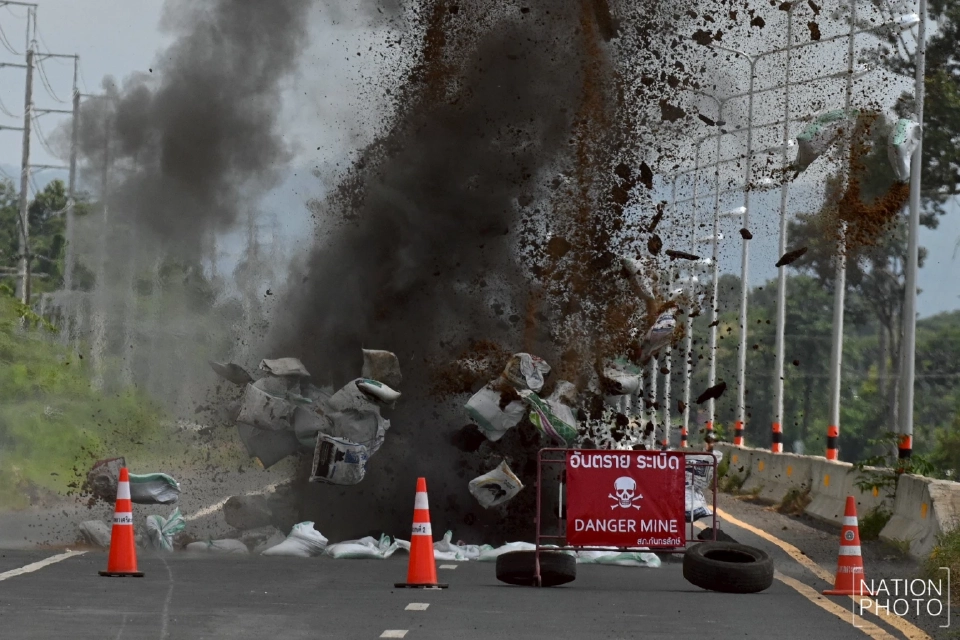 ประมวลภาพการทำลายจรวด BM-21 กลางถนนสายบ้านน้ำเย็น–บ้านผือ ศรีสะเกษ