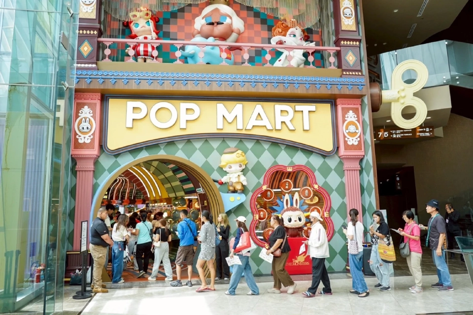 ทะลัก! ไอคอนสยาม แฟนอาร์ตทอยแห่เข้า POP MART สาขาใหญ่ที่สุดในโลก
