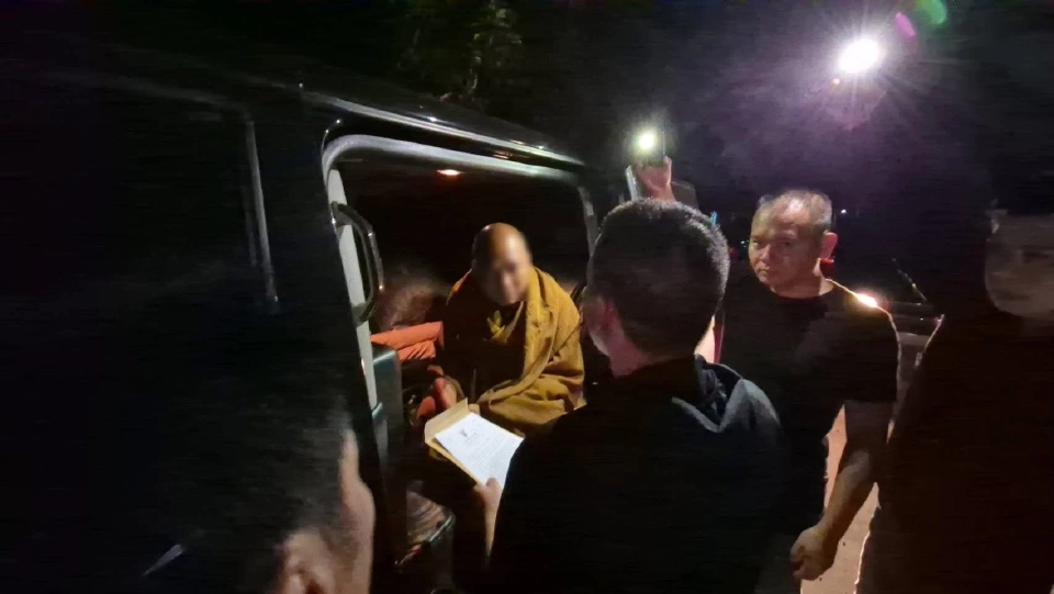 เบลอหน้า &quot;พระอลงกต&quot; กับ &quot;หมอบี&quot; ขณะถูกคุมตัว CIB ตอบแล้ว