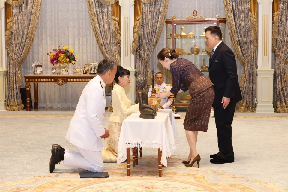 “เศรษฐา–พักตร์พิไล”ถวายพระพุทธรูปแด่ในหลวง–พระราชินี
