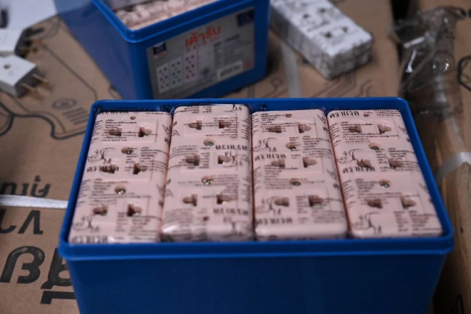 กระทรวงอุตทลายโกดังนำเข้าสินค้าเถื่อน สวม มอก. ปลอมกว่า 6 แสนชิ้น 