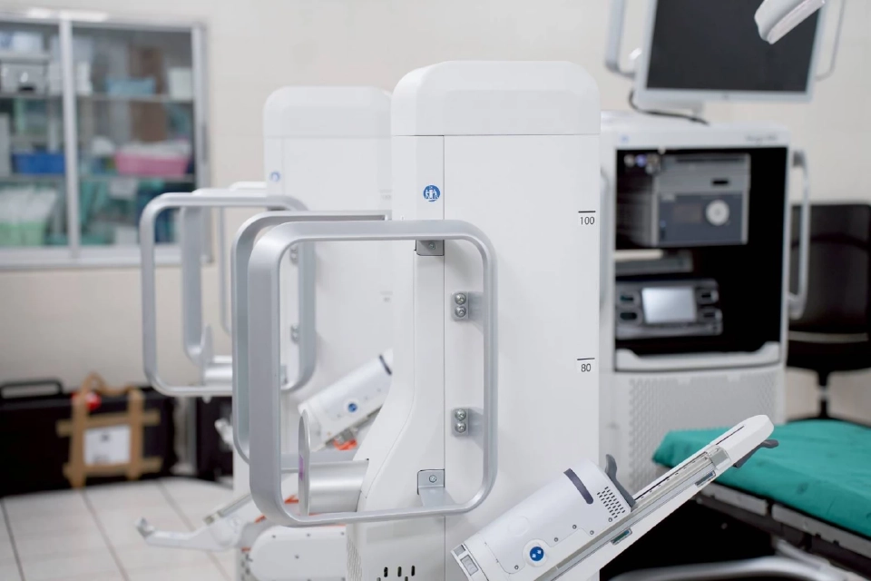 มช. เปิดตัวหุ่นยนต์ผ่าตัด HUGO RAS แห่งแรกในอาเซียน ดันไทยเป็นศูนย์กลางการแพทย์