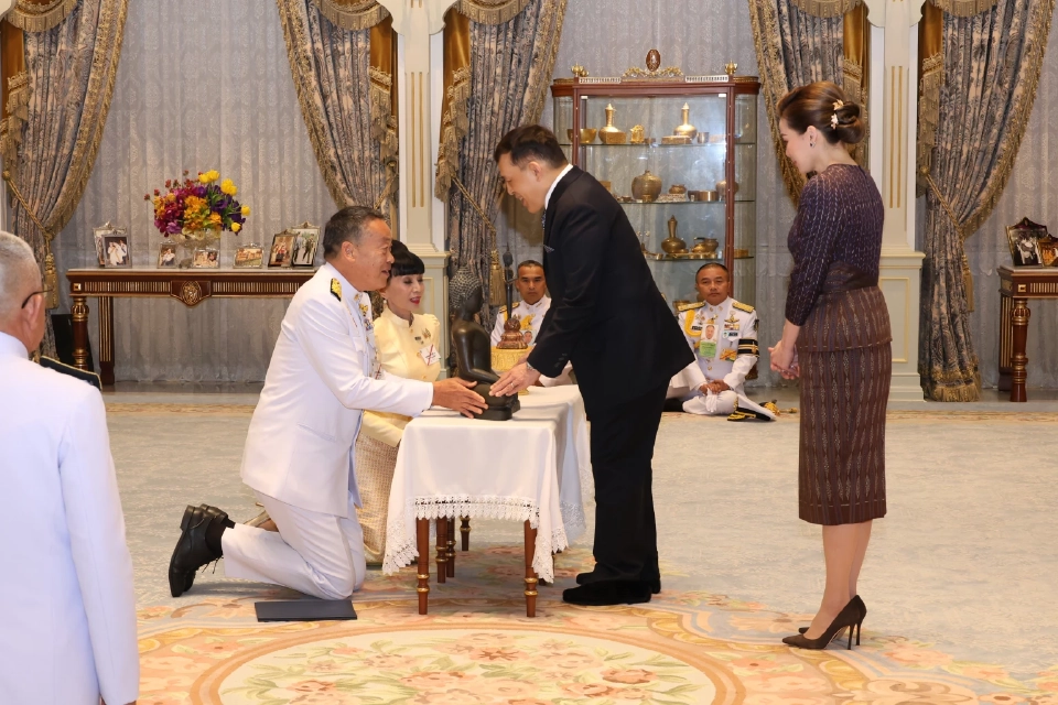 “เศรษฐา–พักตร์พิไล”ถวายพระพุทธรูปแด่ในหลวง–พระราชินี