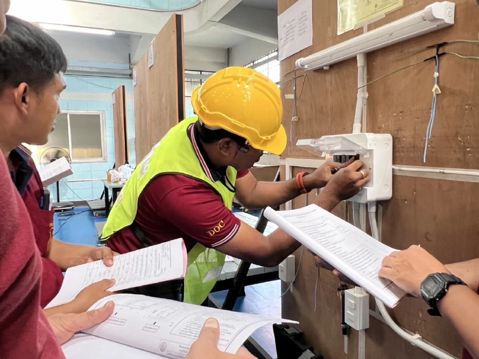 กรมพัฒน์ฯ จับมือ ราชทัณฑ์ ปั้นผู้ทดสอบฯ ช่างไฟฟ้า สร้างอาชีพให้ผู้ก้าวพลาด