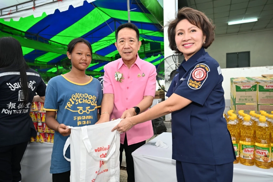 ป่อเต็กตึ๊งจัด “ทิ้งกระจาด 2568 ”แจกเครื่องอุปโภค-บริโภคที่บ้านแพ้ว