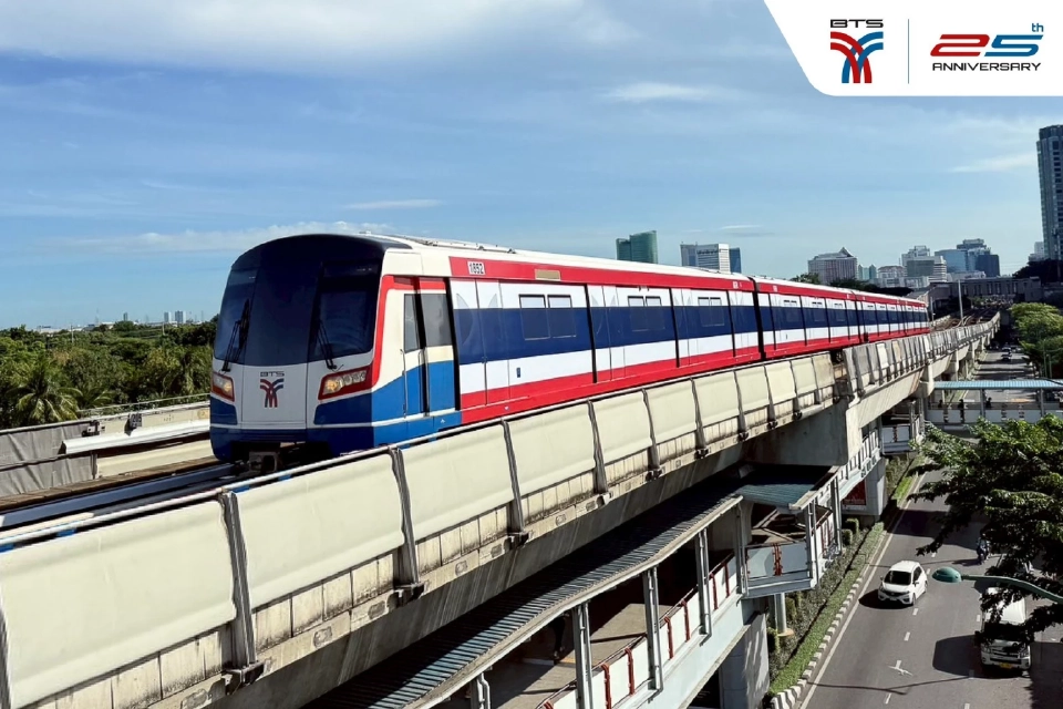 BTS ทำถึง! Wrap ขบวนรถไฟฟ้าเป็นธงชาติไทยที่ยาวที่สุด.