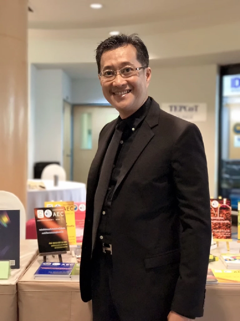 รองศาสตราจารย์ ดร.อัทธ์ พิศาลวานิช นักวิชาการอิสระและผู้เชี่ยวชาญเศรษฐกิจระหว่างประเทศและอาเซียน 