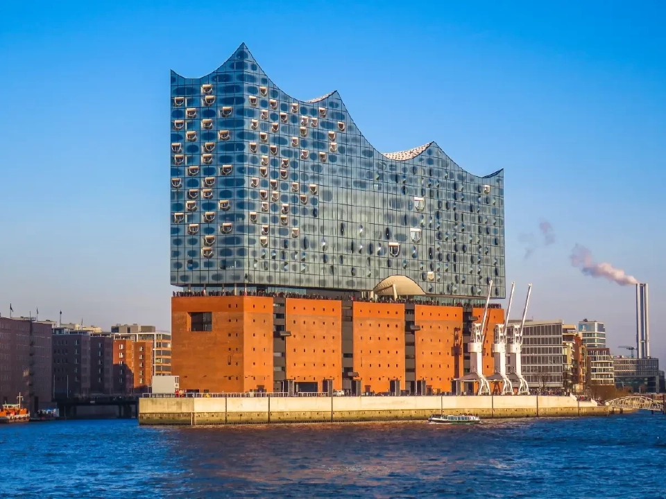โครงสร้างภายนอกของอาคาร Elbphilharmonie โดดเด่นด้วยการผสมผสานระหว่างฐานอาคารอิฐกับซูเปอร์สตรัคเจอร์กระจกที่เหมือนคริสตัลลอยเหนือแม่น้ำ
