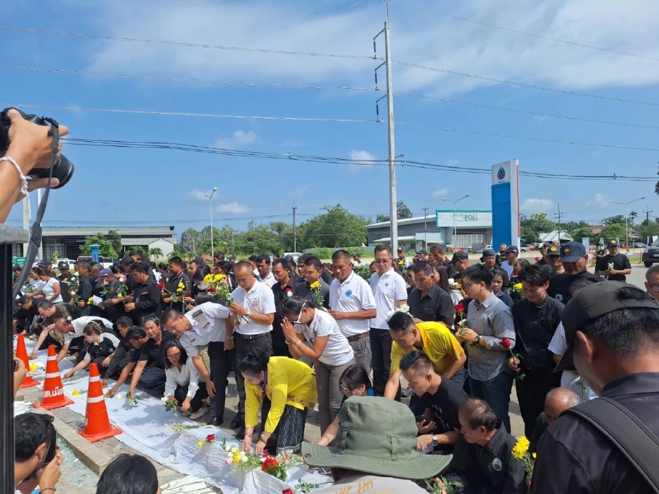 ชาวกันทรลักษ์ วางดอกไม้ไว้อาลัยประชาชน ผู้เสียชีวิตจากจรวด BM-21 กัมพูชา