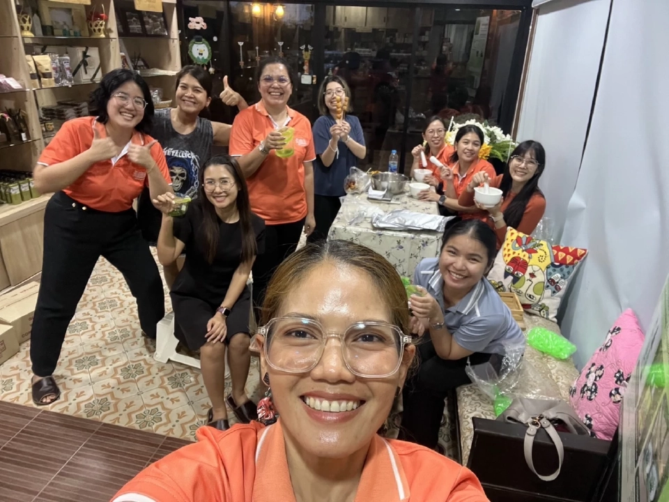 จิตอาสาแพทย์แผนไทยผลิตยาหม่อง 1,500 กระปุก ส่งทหาร-ผู้ประสบภัย