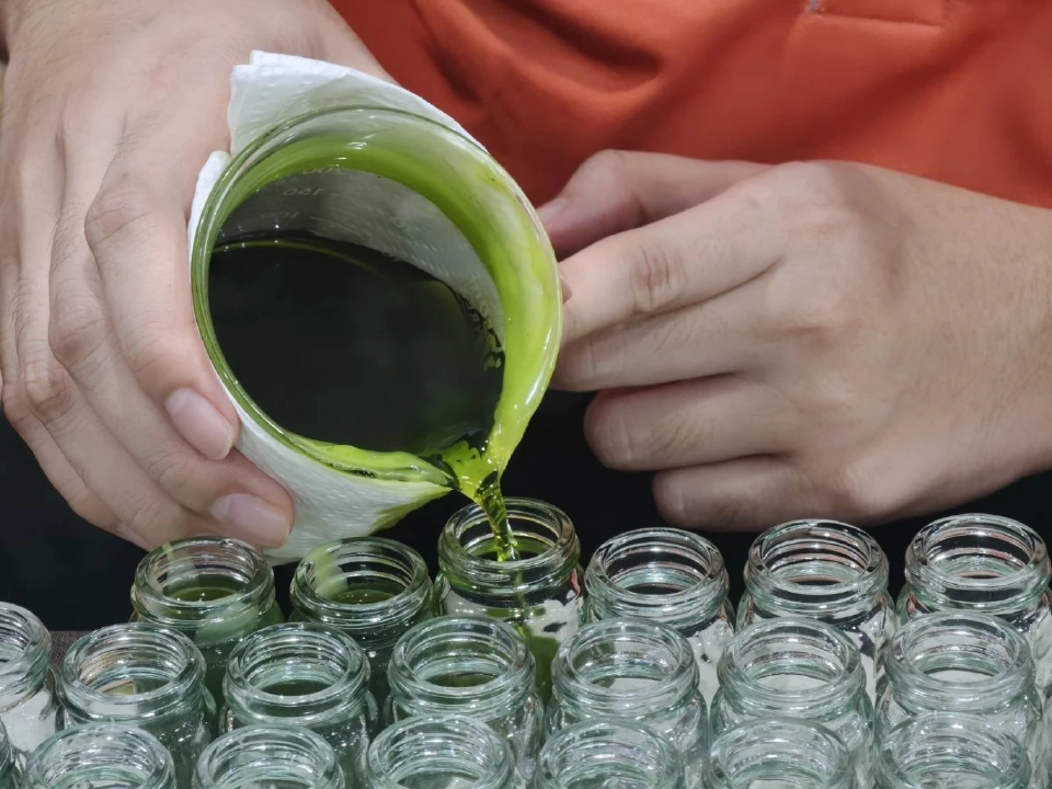 จิตอาสาแพทย์แผนไทยผลิตยาหม่อง 1,500 กระปุก ส่งทหาร-ผู้ประสบภัย