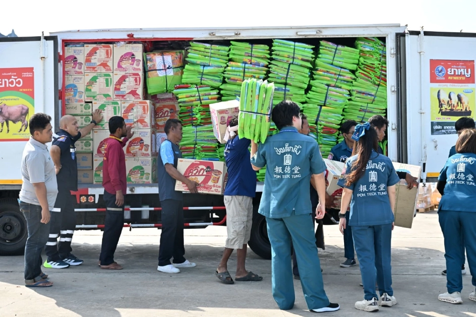 “ป่อเต็กตึ๊ง”ส่งต่อธารน้ำใจ มอบสิ่งของช่วยผู้หนีภัยชายแดนไทย-กัมพูชา