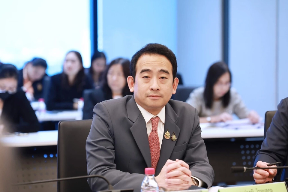 นายเผ่าภูมิ โรจนสกุล รัฐมนตรีช่วยว่าการกระทรวงการคลัง