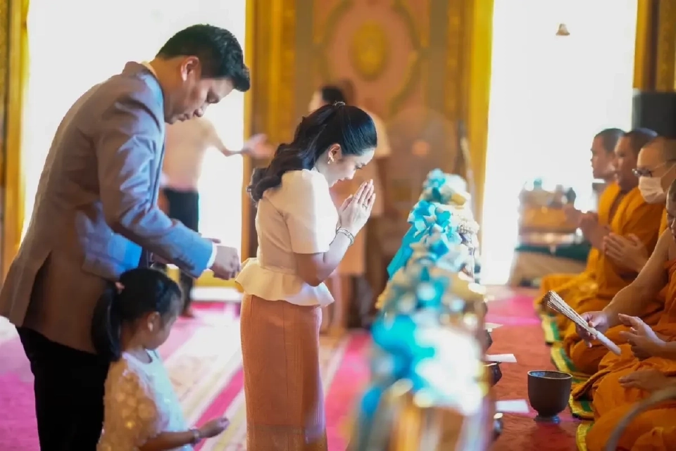 “ทักษิณ”พา“แพทองธาร”กราบสมเด็จพระสังฆราช ในวันเกิดครบ 39 ปี