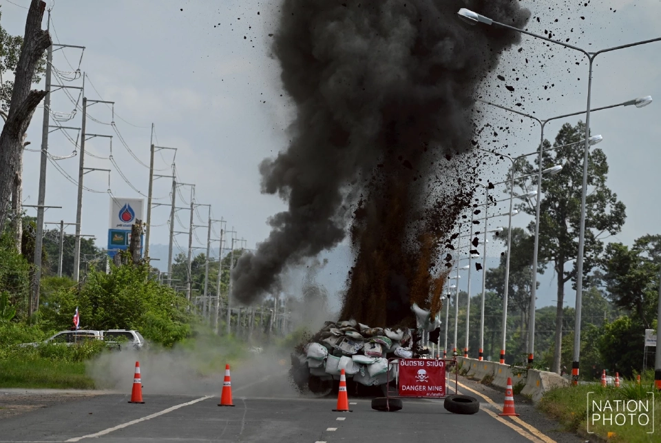 ประมวลภาพการทำลายจรวด BM-21 กลางถนนสายบ้านน้ำเย็น–บ้านผือ ศรีสะเกษ