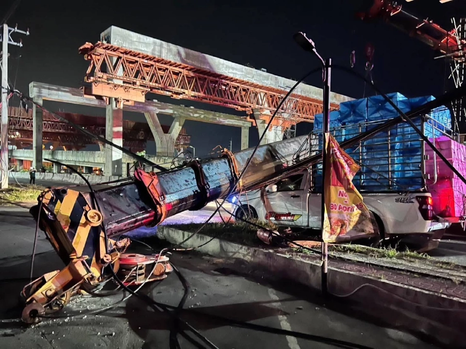 พระราม 2 อุบัติเหตุซ้ำซาก วันนี้รถเครนล้ม ทับรถสรรจรบนถนน  บาดเจ็บ 3 ราย