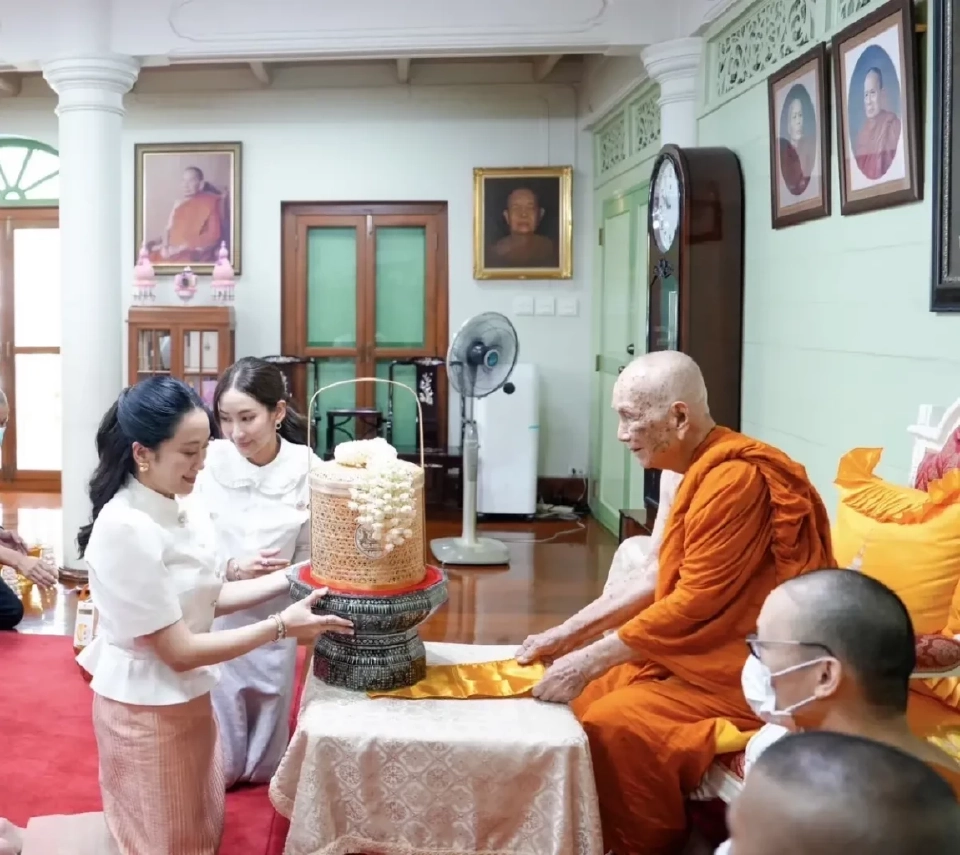 “ทักษิณ”พา“แพทองธาร”กราบสมเด็จพระสังฆราช ในวันเกิดครบ 39 ปี